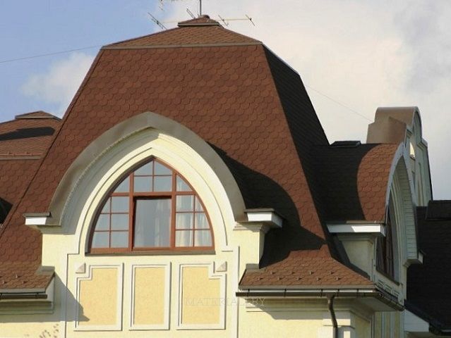 Крыша здания с гибкой черепицей