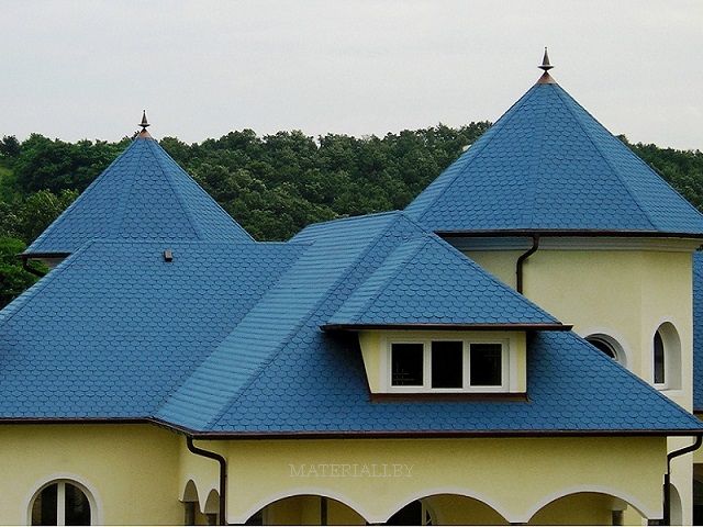 Крыша здания с гибкой черепицей